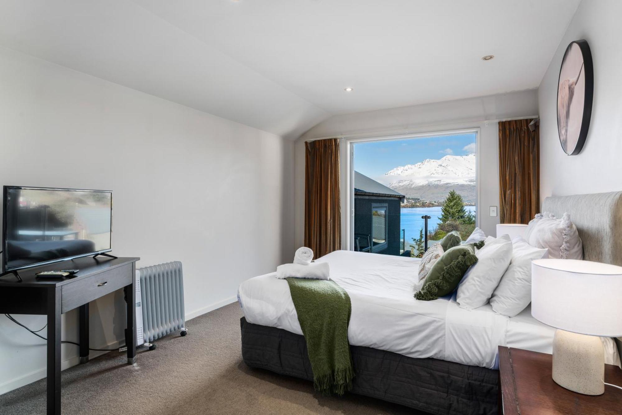 Lakefront Living - 4 Bedrm Apartment Alpine Vilage Queenstown Bagian luar foto