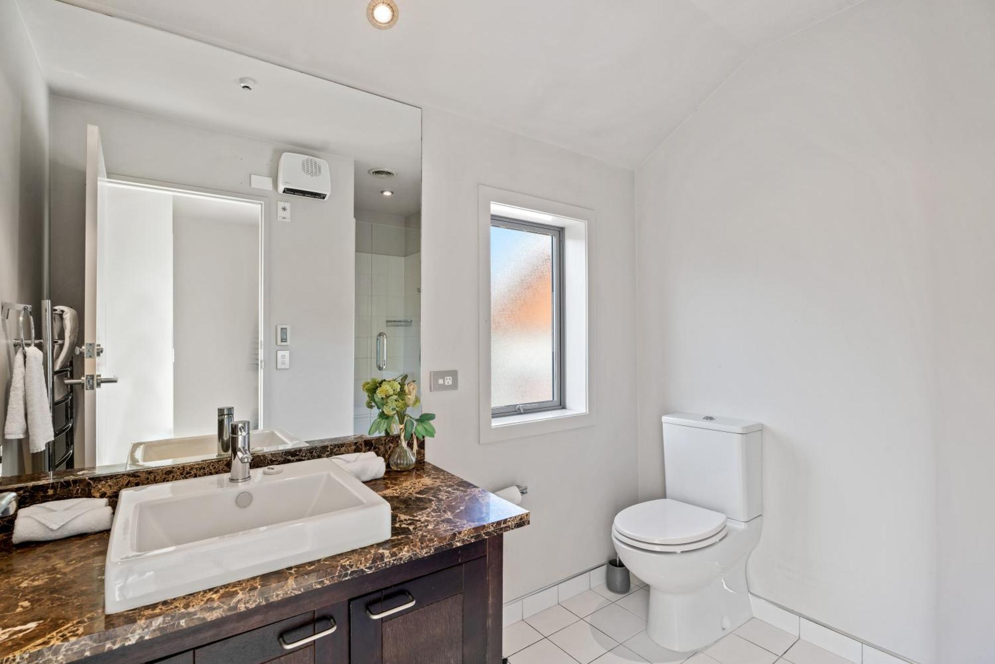 Lakefront Living - 4 Bedrm Apartment Alpine Vilage Queenstown Bagian luar foto